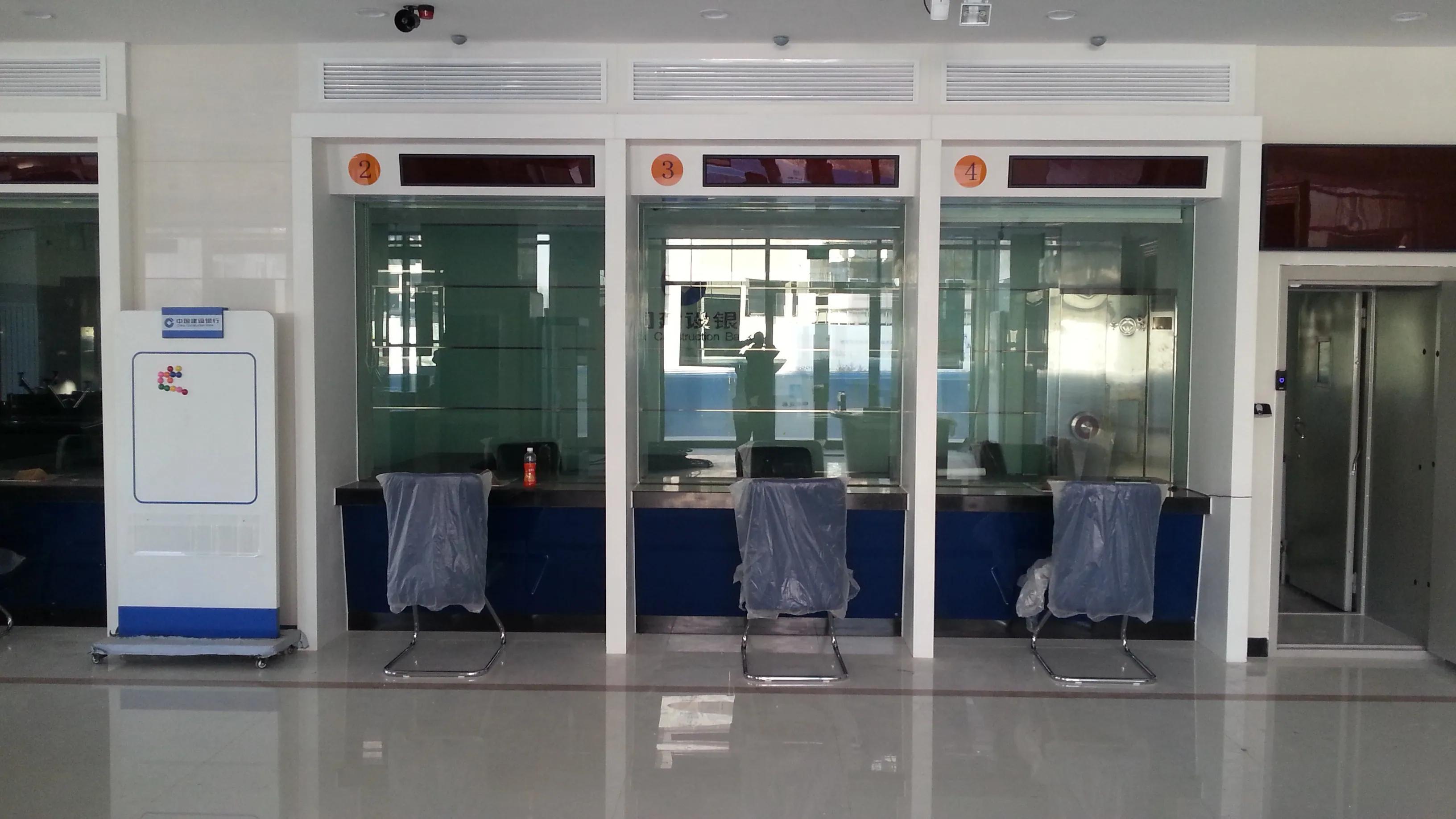 河南一银行员工下班提前20分停办业务。老人排队一个多小时起愤怒