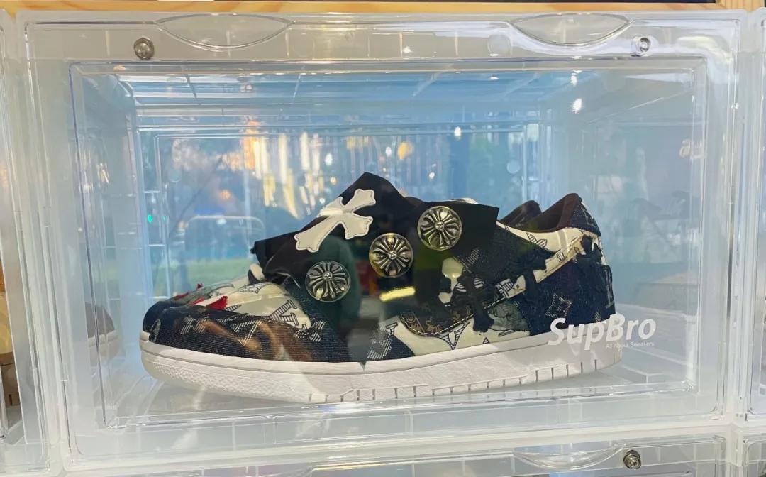 六位数玩偶、30万的AJ，免费送MOLLY，这家潮流店“很来事”