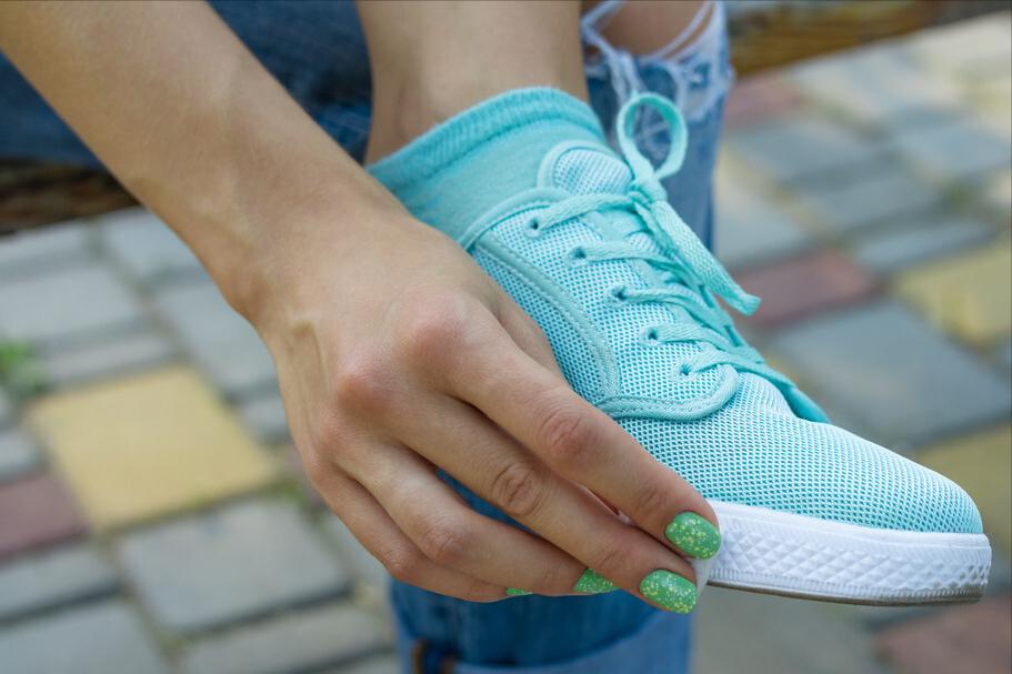 鞋子上的污渍总洗不掉?学会了这3招,从此不去洗鞋店花冤枉钱