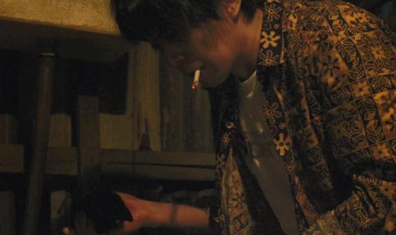 比《哭悲》还上头？逃犯吃屎，警察“全裸”查案，致敬《无间道》