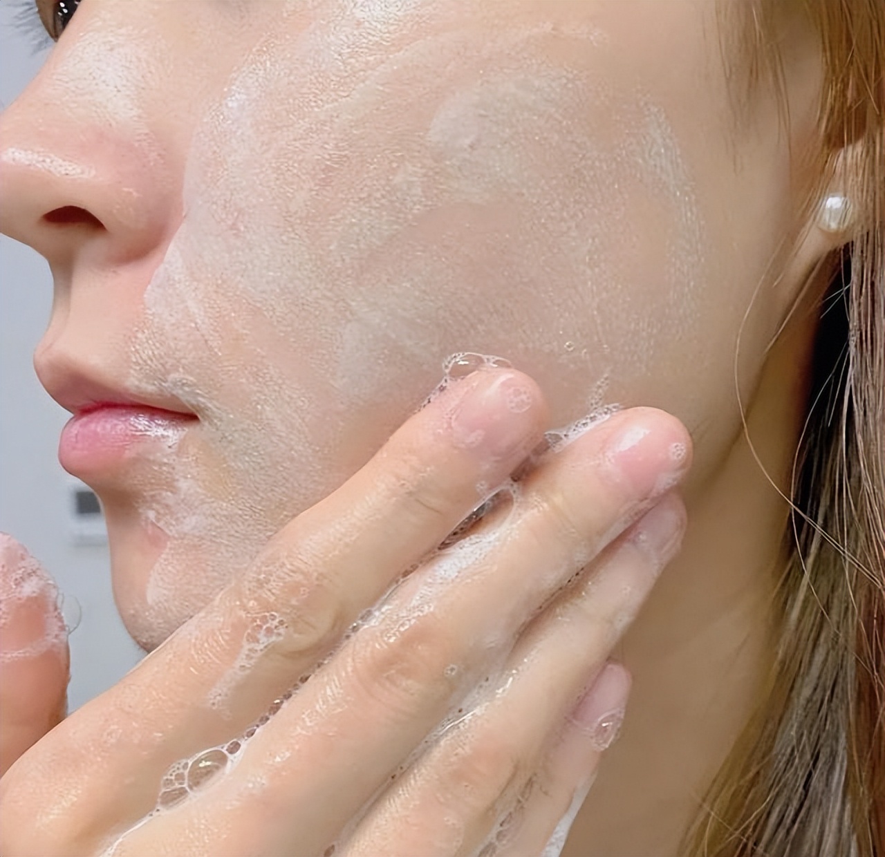 连续三天不洗脸起皮,连续3天不洗脸会怎么样