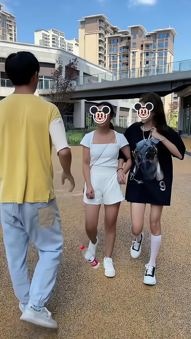 男子乱扔饮料瓶,男子乱扔饮料瓶女子捡起发现意外