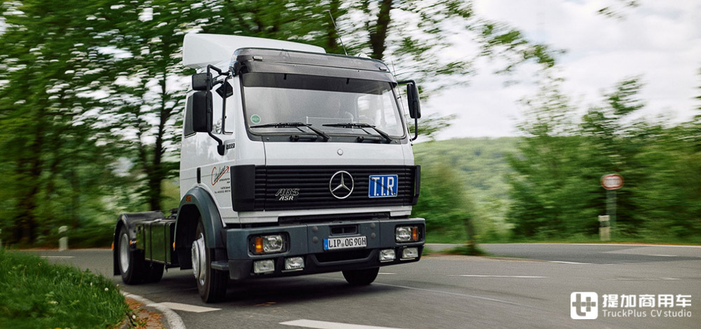 车龄32年性能如新，带你看德国卡车收藏家的爱车：奔驰MK1222S