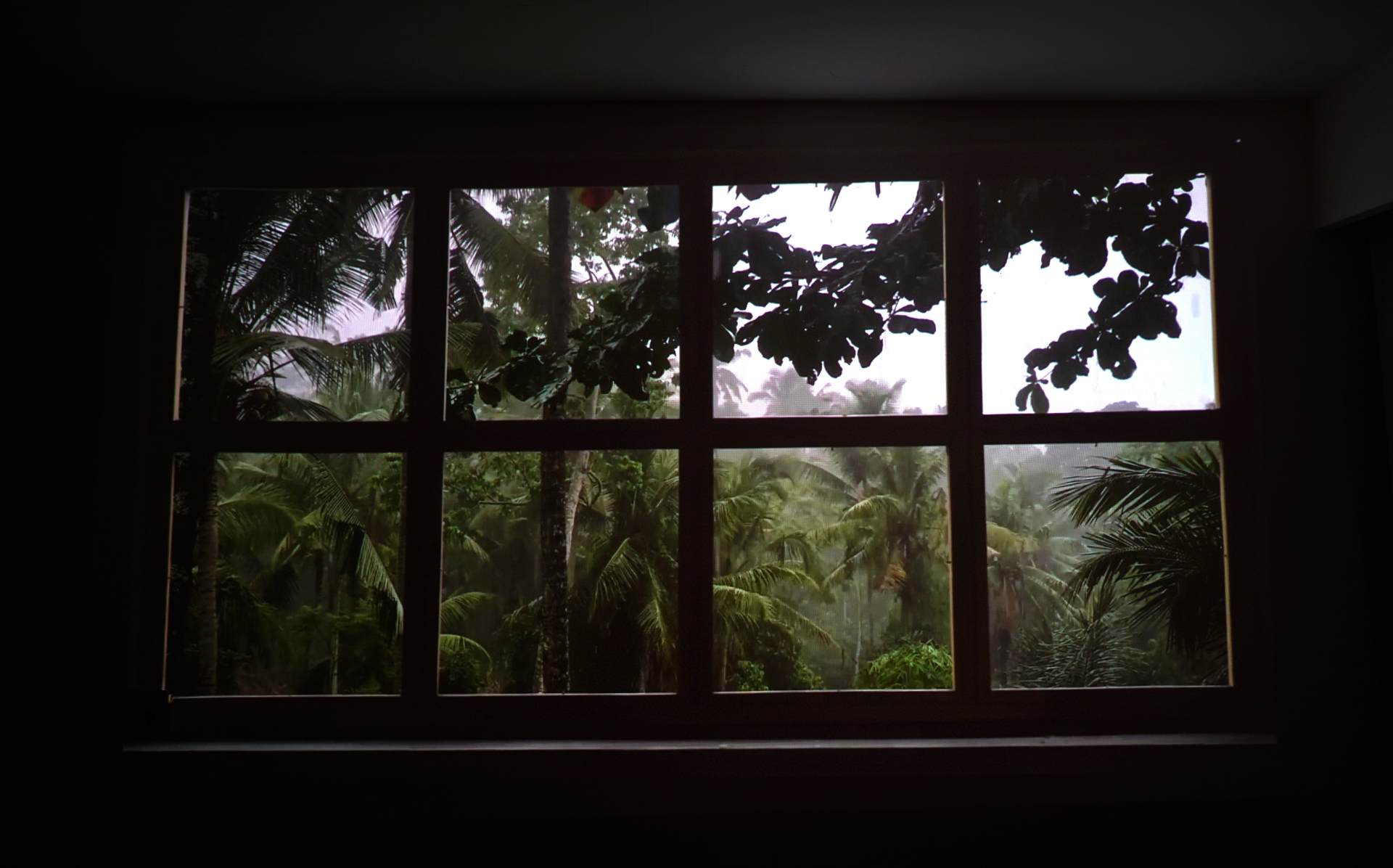 家里空间不够投影仪没法用，看看这台坚果O1S短焦投影仪