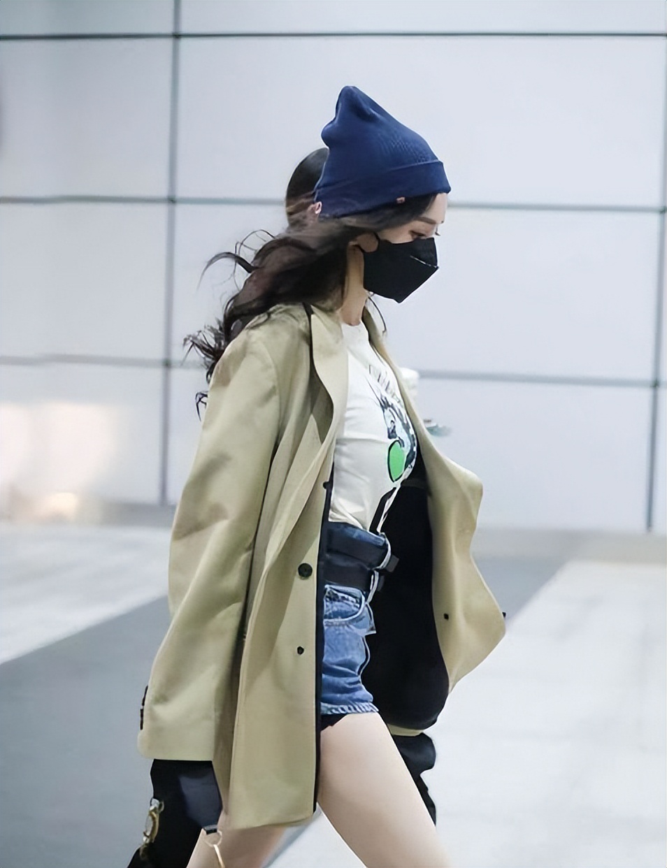 超短浅色牛仔衣怎么搭配,超短牛仔搭配