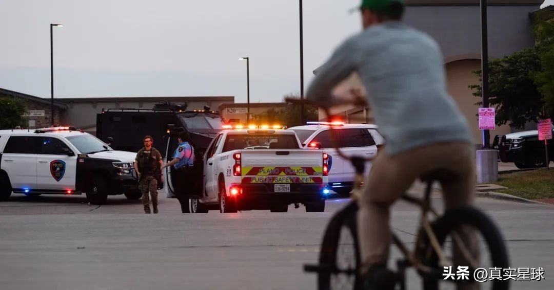 全美愤怒！枪手*杀屠**购物中心，现场死伤惨重如地狱，民众：习惯了