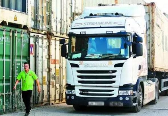 从年入38万的巨富到拼命的“加班狗”，中港司机给我们什么启示？