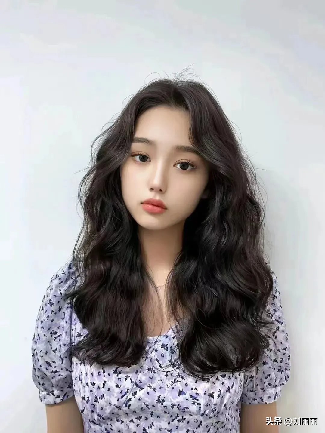 狼尾鲻鱼头锁骨发纹理烫女生,适合鹅蛋脸型的纹理烫短发