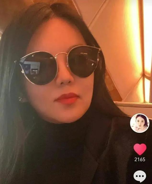 王诗龄李湘王岳伦头等舱,李湘王诗龄机场