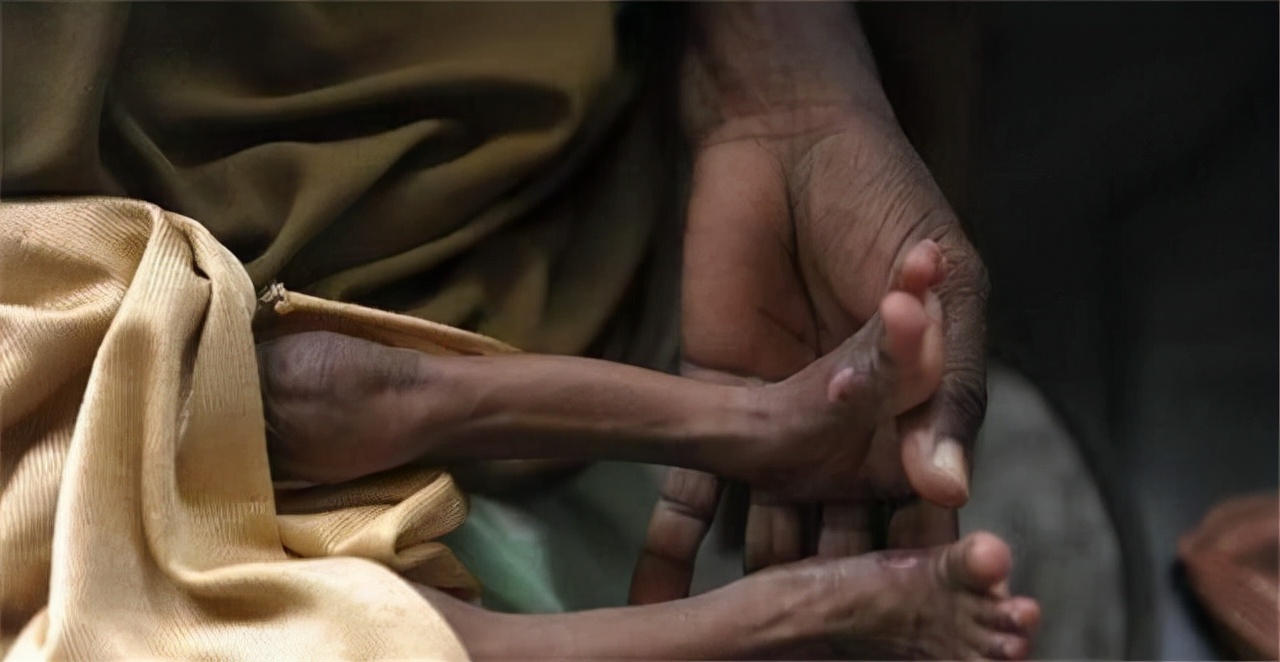 9年过去了，当年的非洲“讨水男孩”，被游客收养后，过得怎么样