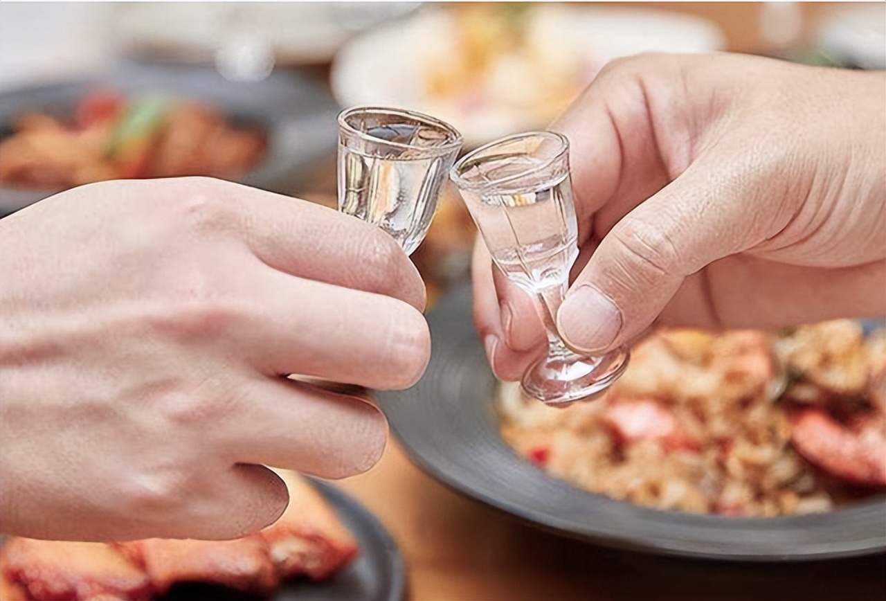 喝酒后身体出现六个症状要小心,喝酒后身体出现的4种信号