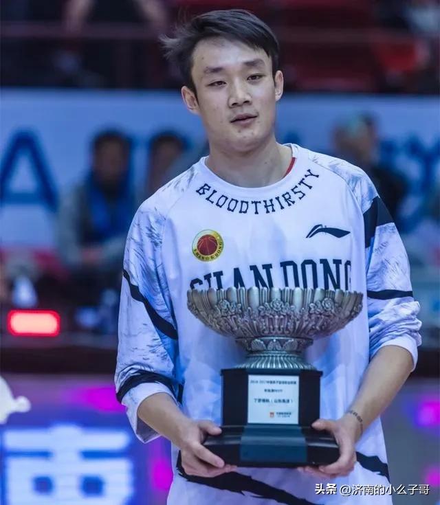 巩晓彬的天赋岂是丁彦雨航能比拟的，巩晓彬就是山东省的“乔丹”