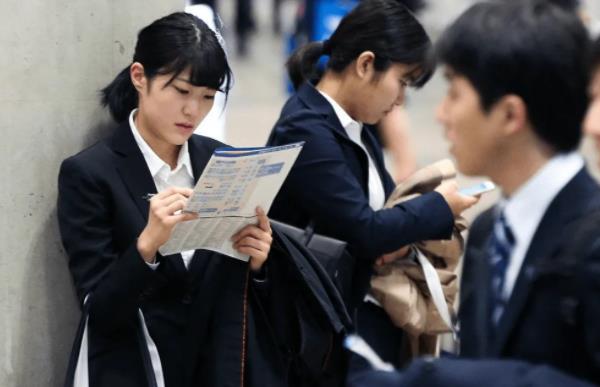 花20几万读大学，当月薪3千的前台，一女大学生的吐槽引人共鸣