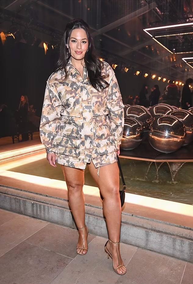 180斤大码超模高冷脸好美！直接穿内衣拍照，挤出多层赘肉竟不油