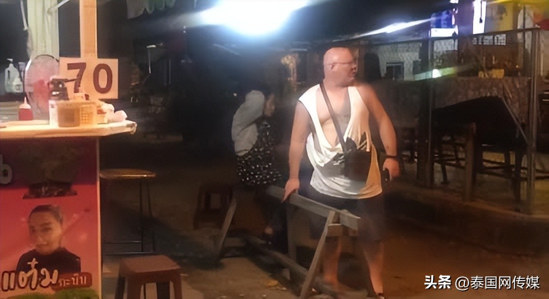 买烤鸡后不付钱?丹麦男子酒后发疯芭提雅殴打泰国女商贩!