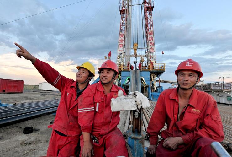 中国为何需每年进口大量原油,为何高价进口原油低价卖成品油