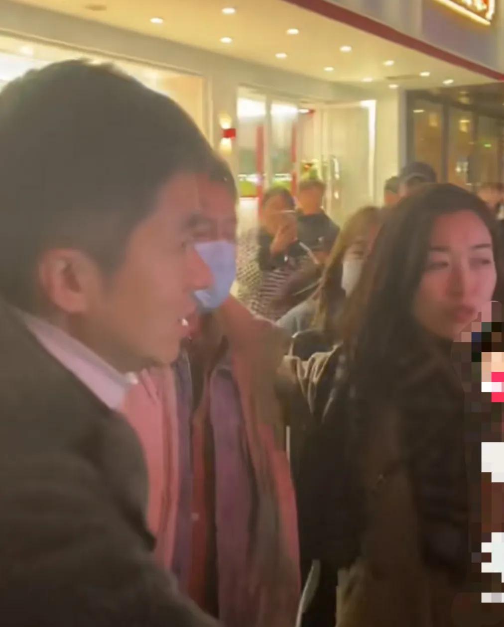 网友横店夜市偶遇张颂文,张颂文逛夜市被粉丝围堵