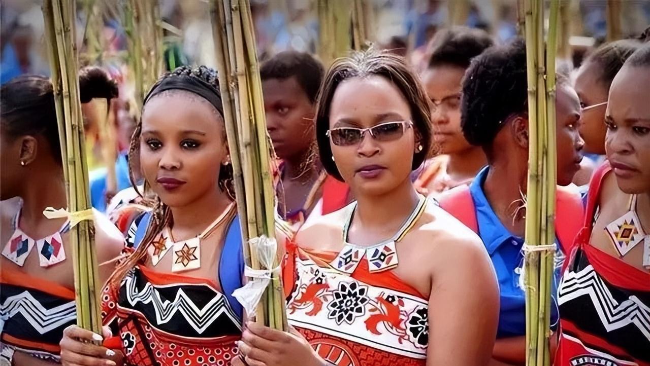 艾滋病在非洲小国肆虐，为了预防疾病，国王：女性全国不得穿裤子