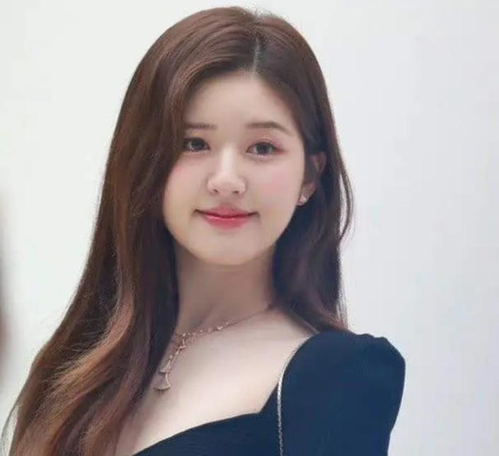 赵露思和张元英穿同一套衣服,赵露思黑色长裙撞脸张元英