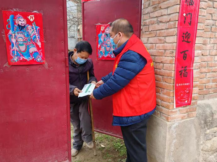 疫情防控敲门行动志愿服务,防疫值守收到居民赠送物资