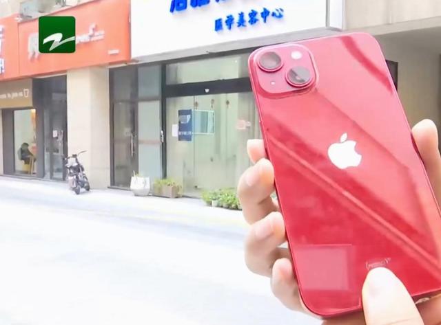 杭州女子用苹果13后发现问题，店长建议去直营店检查，要求全额退
