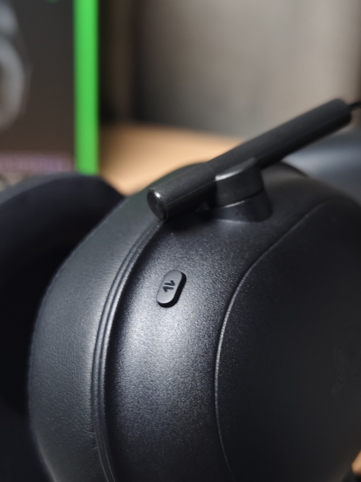 可靠好用的无线游戏耳机-雷蛇旋风黑鲨V2极速版