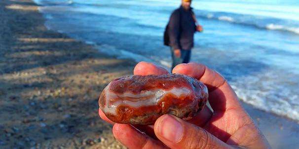 内蒙古遍地半透明石头,内蒙古发现玛瑙