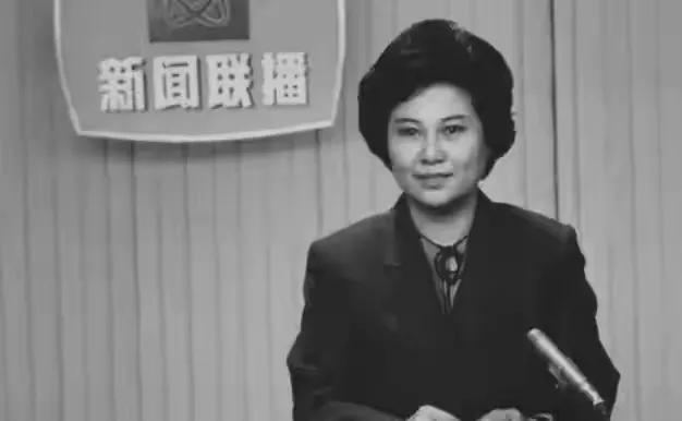 央视播音33年，搭档罗京去世后自请离职，74岁的刑质斌如今怎样了