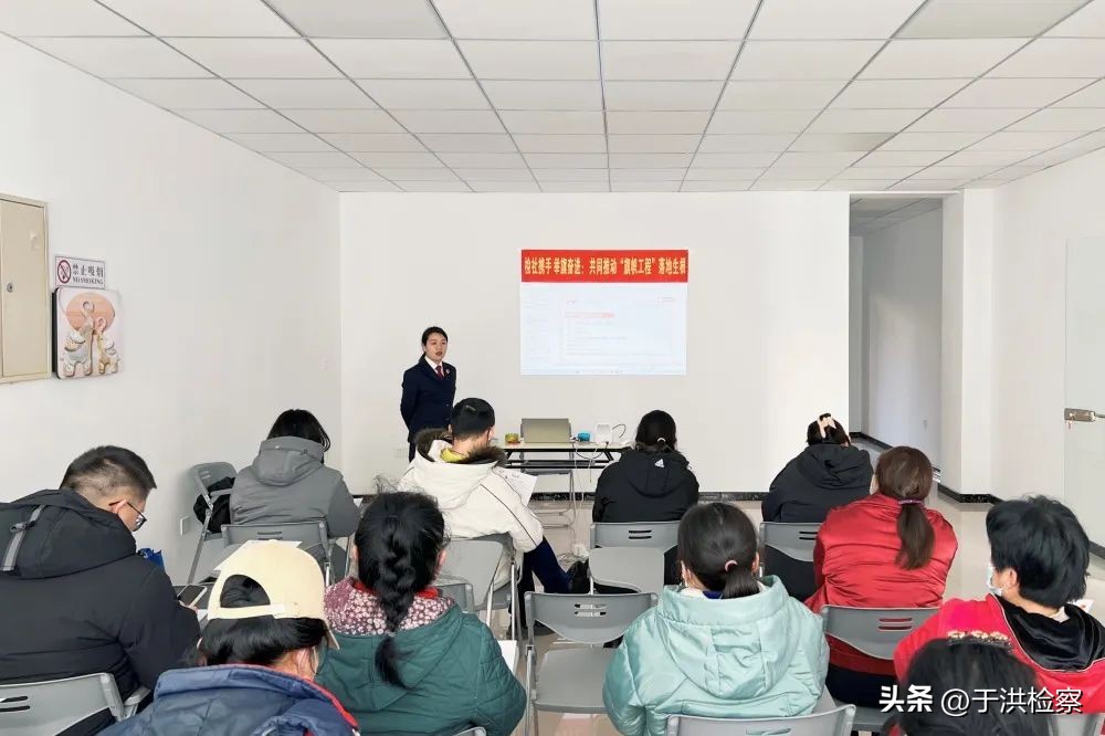 举旗帜聚民心引领时代发展,举旗帜聚民心育新人