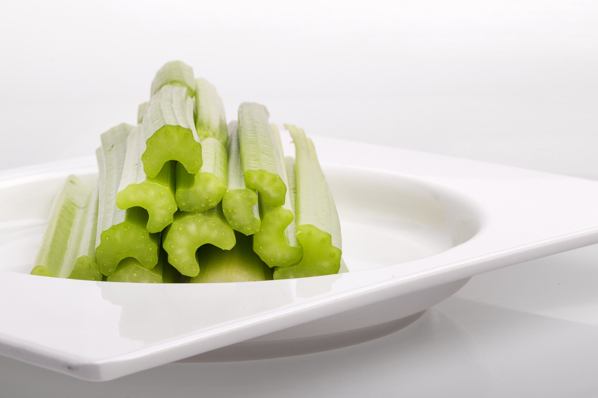 人到中年适合喝点养生酒,人到中年喝酒的好处