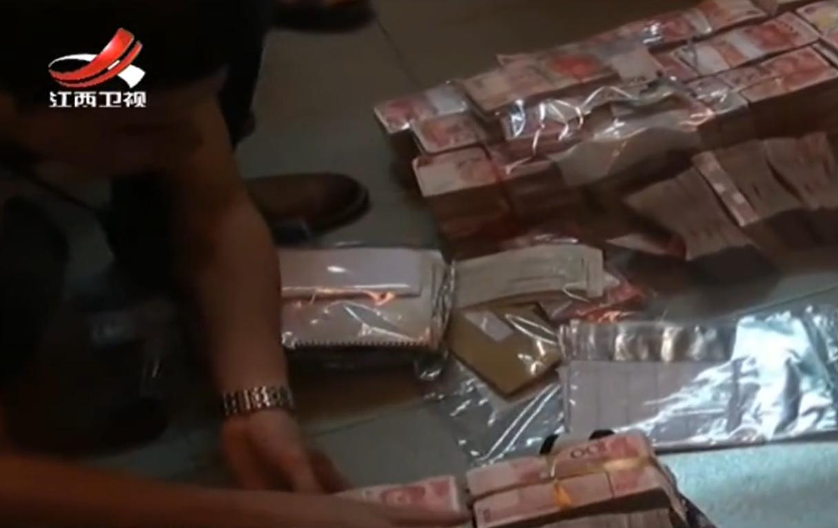 小伙晒海量现金引出大案,男子在家藏160万元现金
