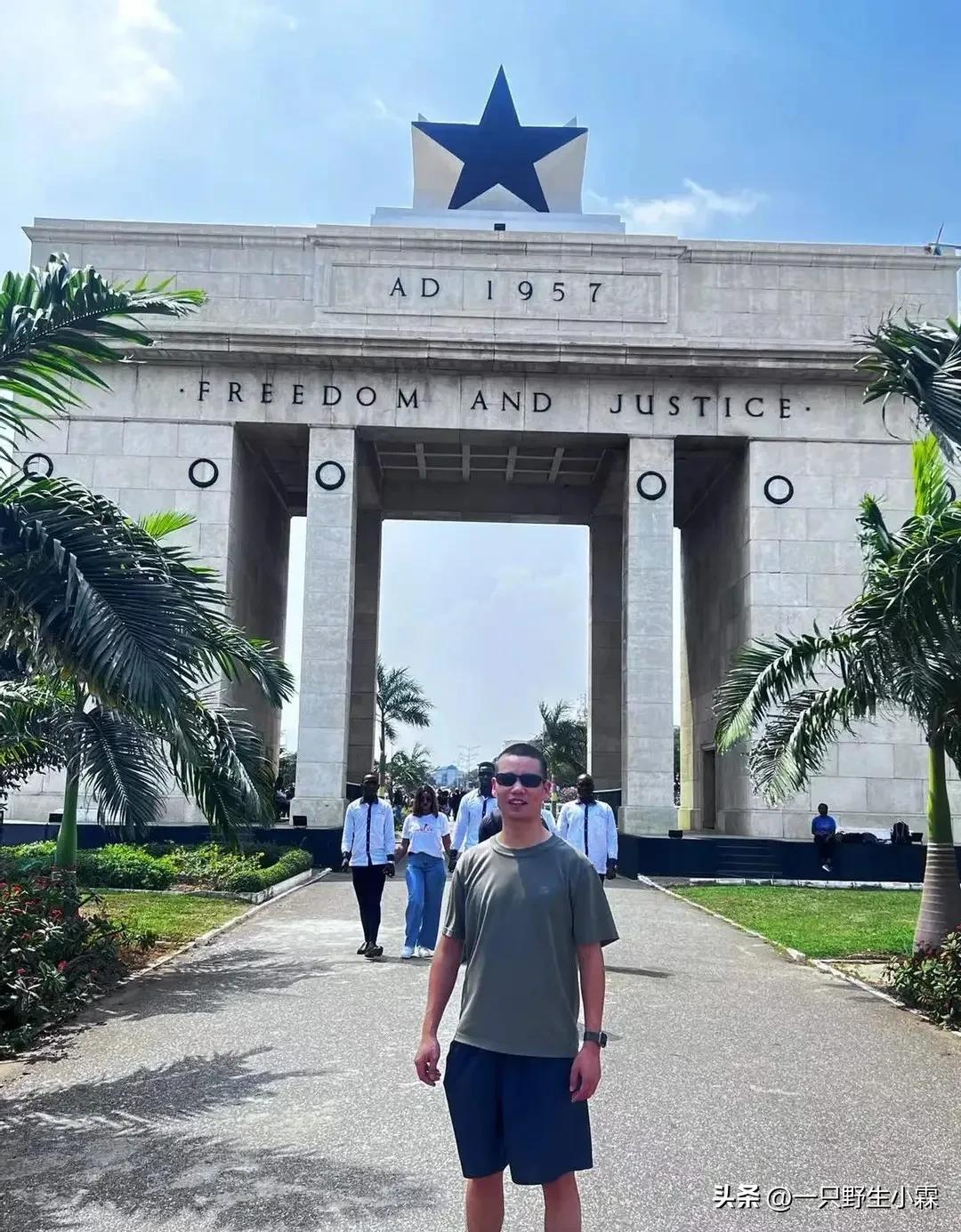 我放弃稳定工作，独闯非洲，为救邻居，深夜抡着菜刀赶跑5名劫匪