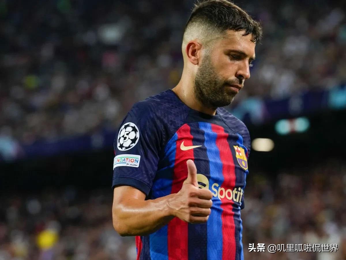 16张黄牌和四张红牌足球比赛,足球场谁跑动最多