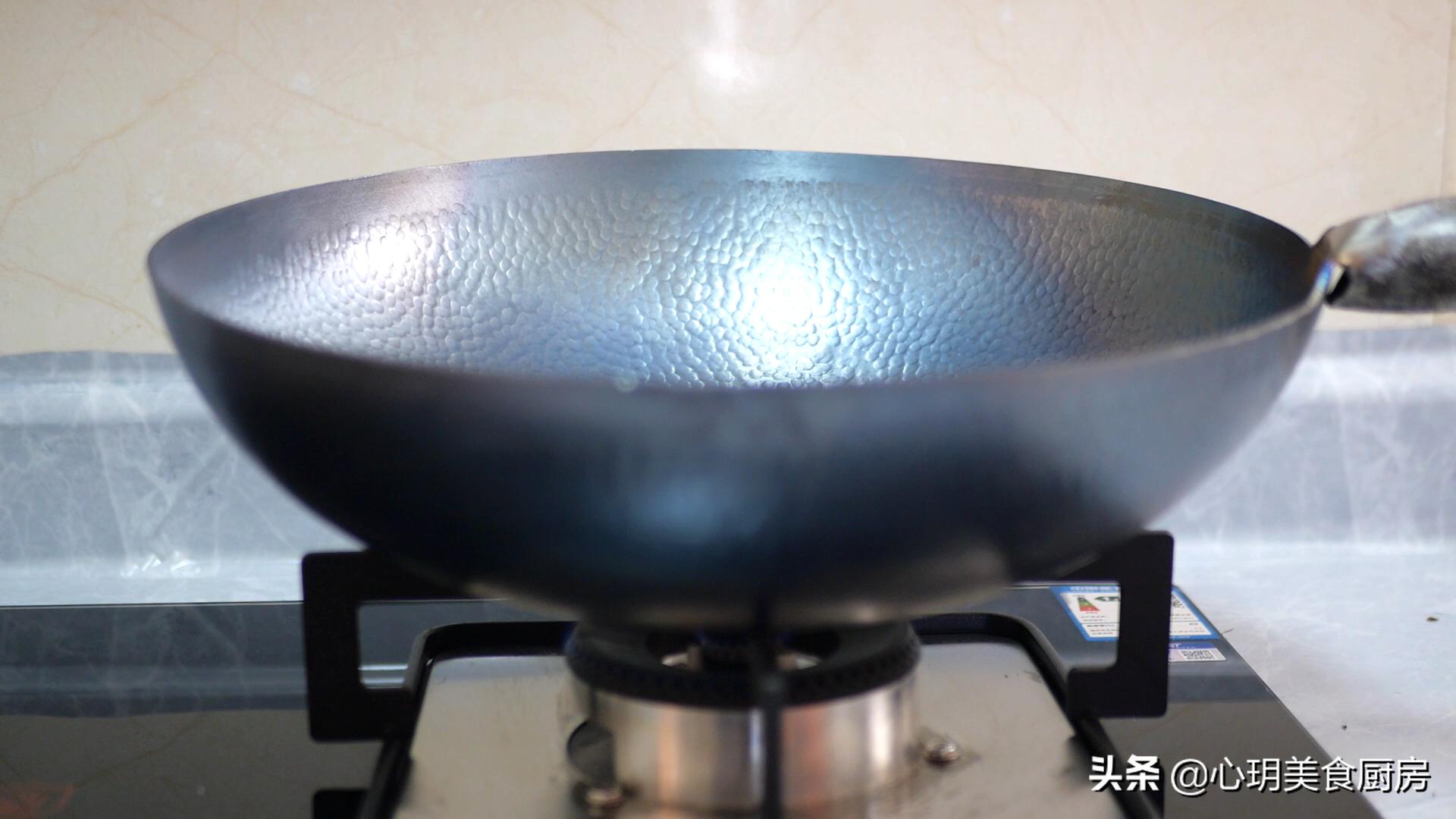 新铁锅别直接用,教你“开锅养锅”,不沾不锈寿命长,越用越顺手