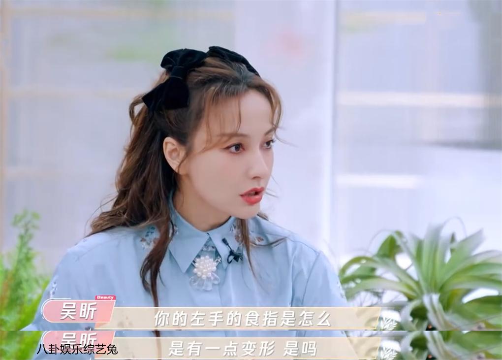 杨超越早期服务员,杨超越草根逆袭成长记