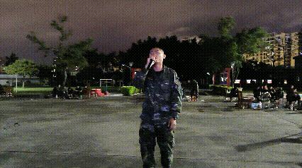 看兵哥哥沉浸式射击,看兵哥哥们的飒爽英姿