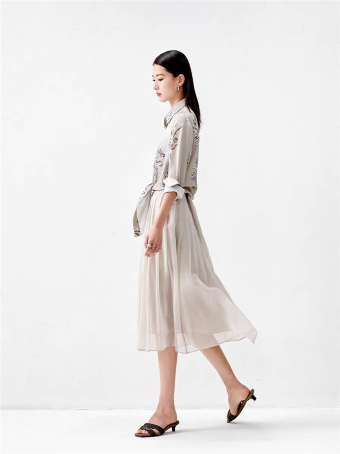 仅3家网店卖女装去年营收超9亿，戎美豪掷2.8亿上海拿地搞研发！