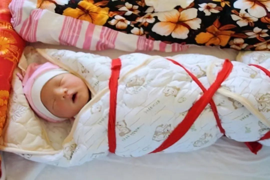 宝宝睡觉青蛙腿什么时候消失,小月龄的宝宝睡觉青蛙腿