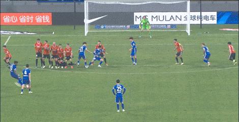 中超主帅为保级公开炮轰足协,中超赛场球迷狂骂足协