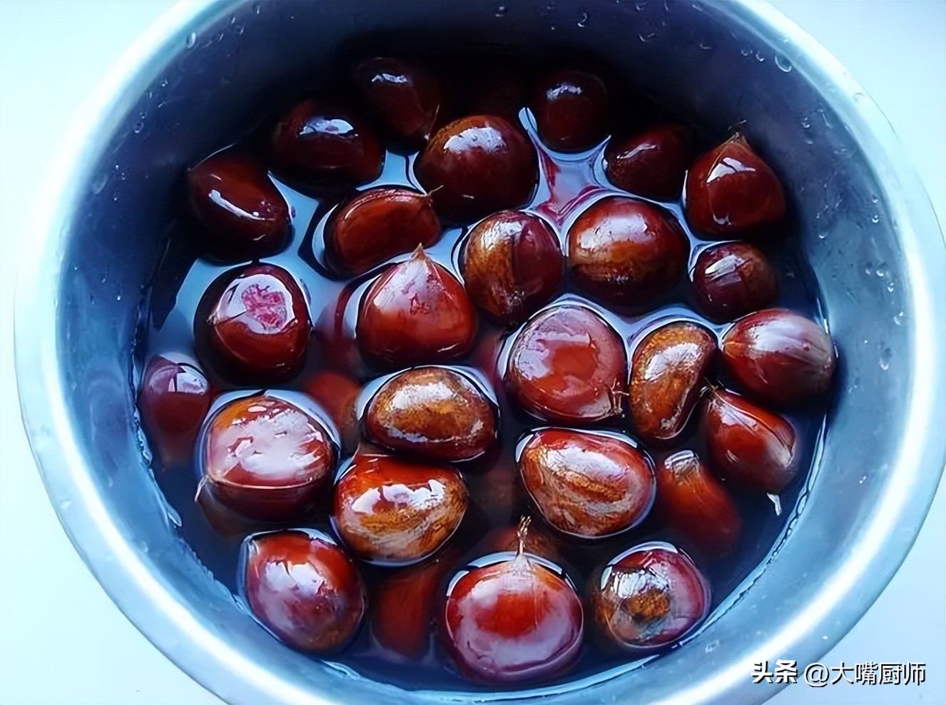 用一个瓶盖就能剥开板栗的壳,瓶盖剥板栗的快速方法