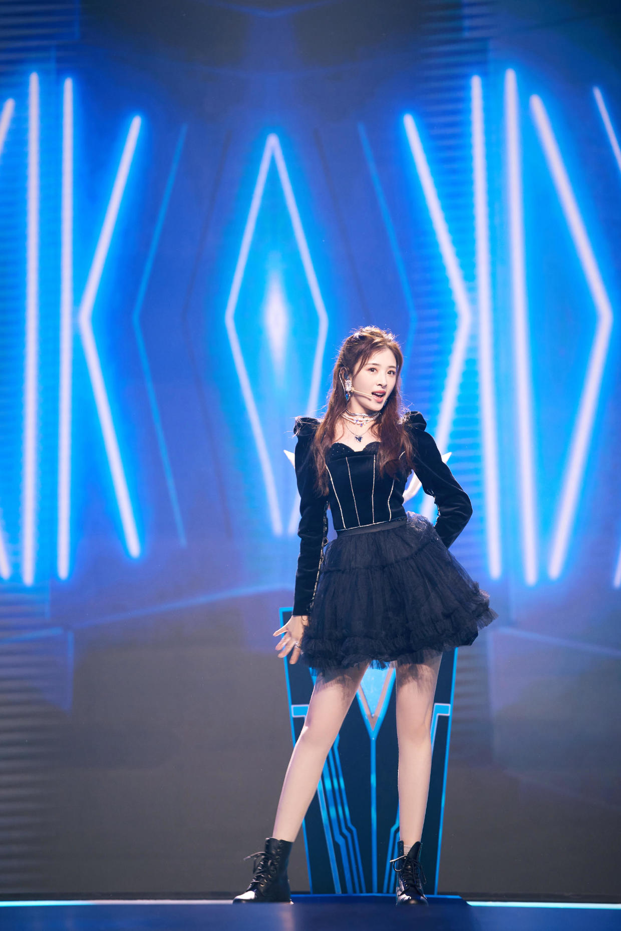 张含韵穿搭成熟,张含韵穿黑西装