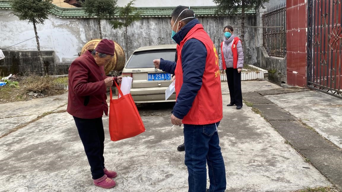 佛坪县袁家庄社区“健康礼包”温暖老年人