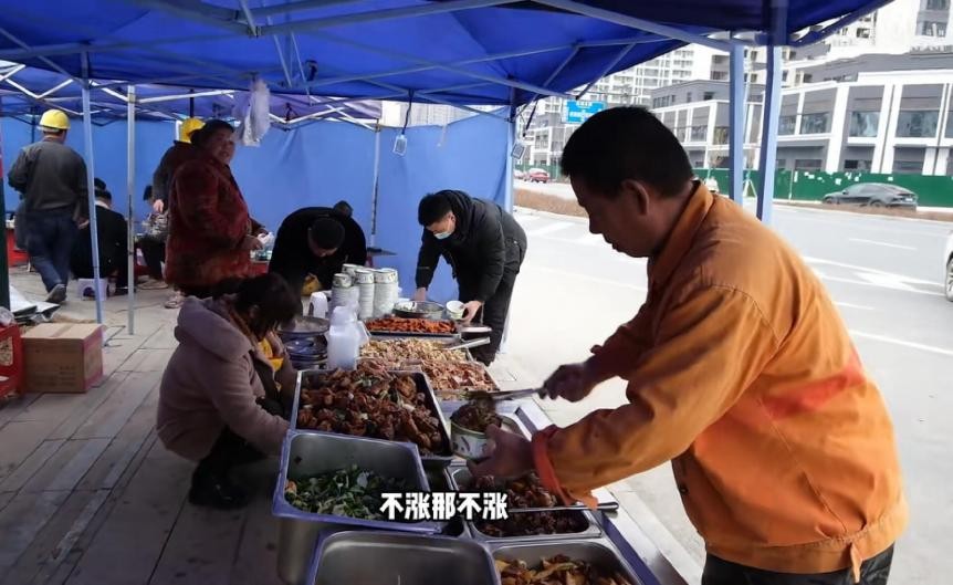 大学生吃10元工地餐,十块钱的工地餐养活了多少大学生