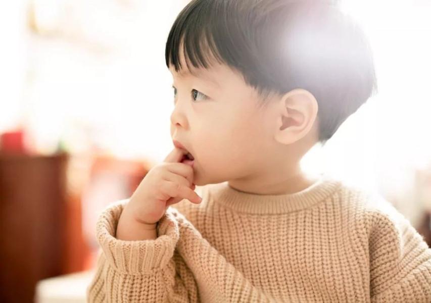 新手爸妈课堂：发现婴儿喜欢啃手指，两件事少做，很快度过口欲期