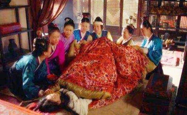 清朝女子因难产被活埋纪录片,清朝女子难产晕厥以为死亡