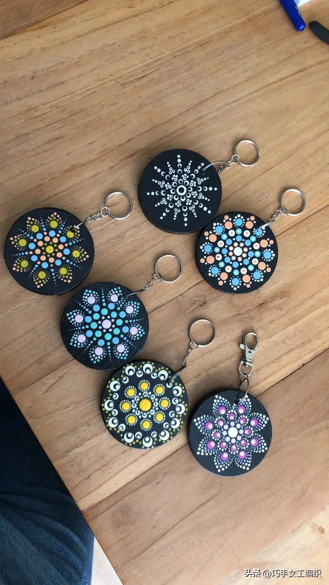 她用粗细不同的铅笔，棉签，牙签，筷子…竟把家里的旧物翻了个新