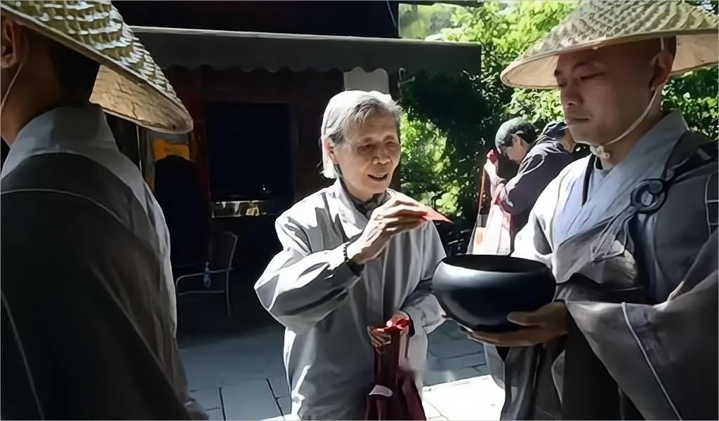 五台山佛教烧香拜佛,五台山修行僧人拜佛