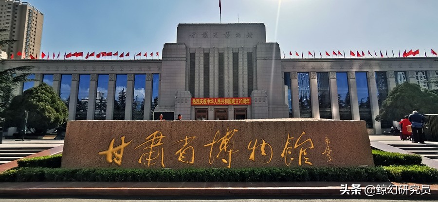 跨越五千年的守护：鲸探数字藏品之甘博“人头形器口彩陶瓶”赏析