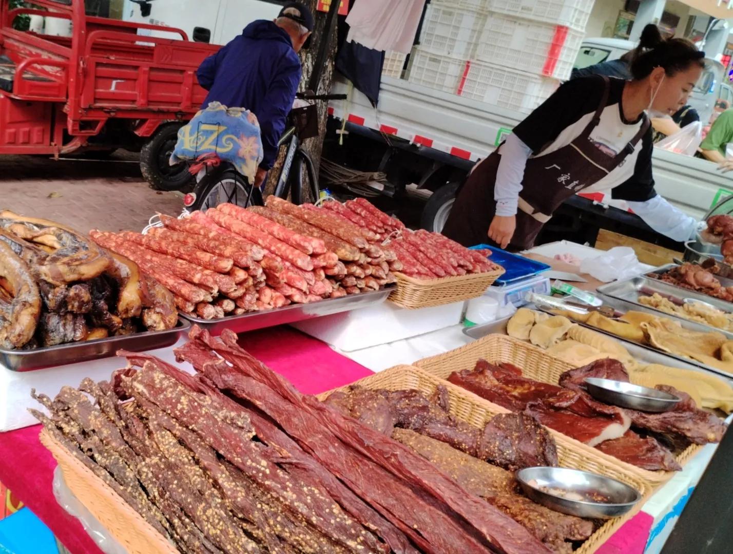 海南陵水县英州镇的赶大集一条街好热闹