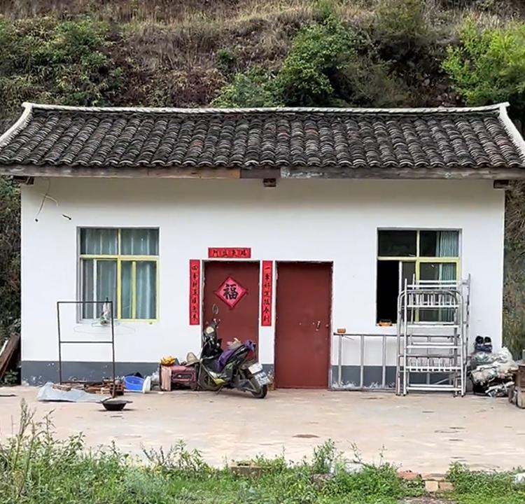 四川一男子在深山里开挖机，女友丝毫不嫌弃，“感觉配不上她”